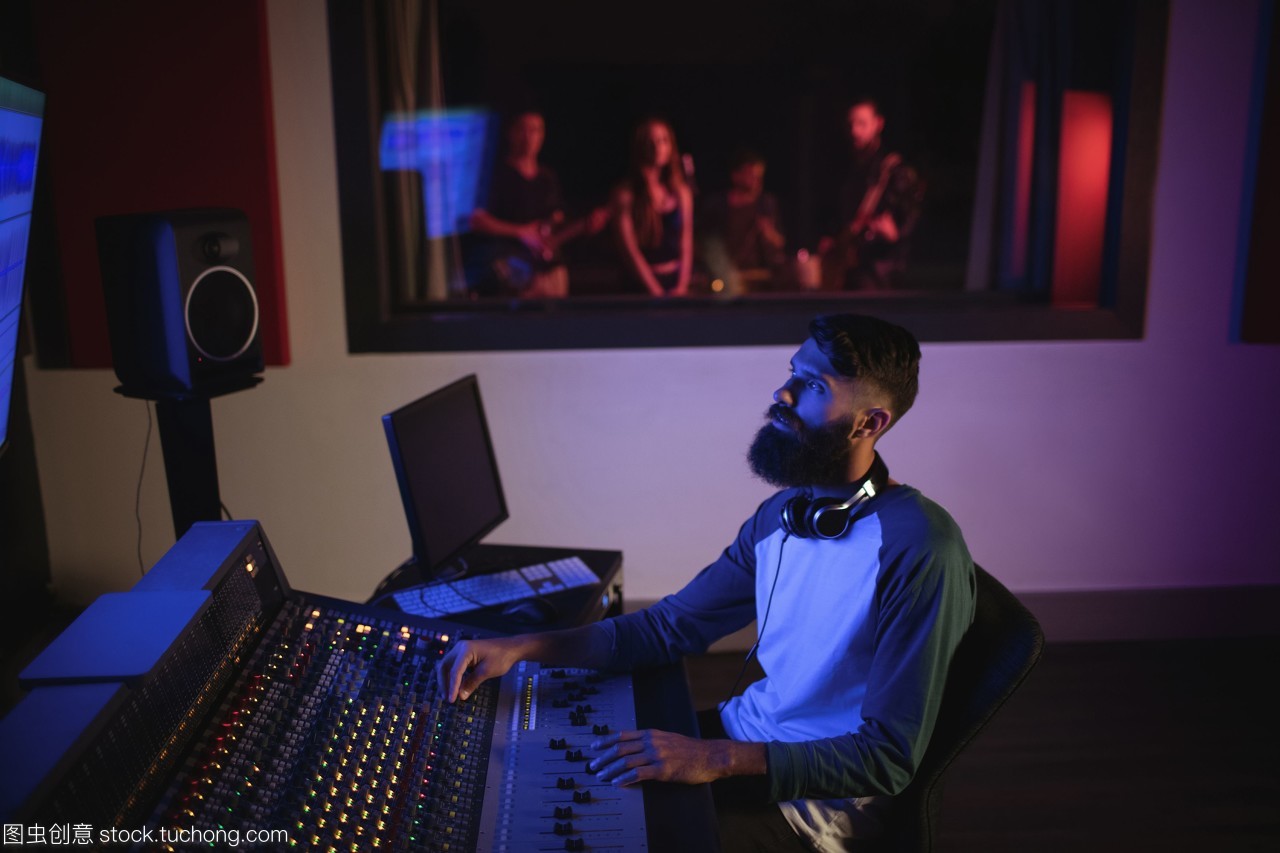 音樂作曲家的錄音室之旅 從創(chuàng)作到成品的藝術(shù)過程